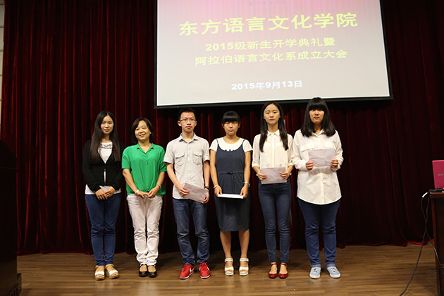 周玲老师（左二，左一为张羽老师）为四位第一志愿报考阿语专业的新生颁发奖学金630.jpg