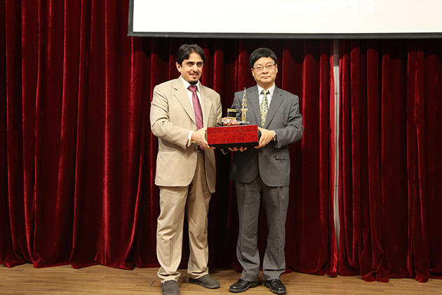 王院长接受哈迈德赠送学院的纪念品630.jpg