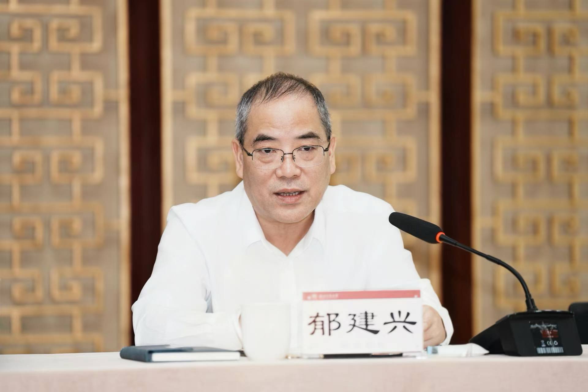 1.郁书记照片.jpg